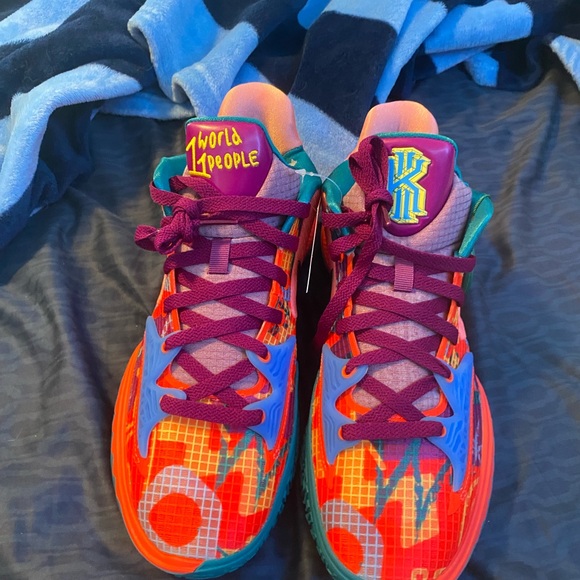Kyrie 4 - Picture 1 of 9